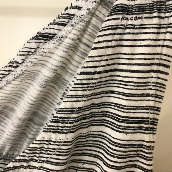 3/$15 Volcom girls junior black white stripe sleeveless blouse - Picture 5 of 10